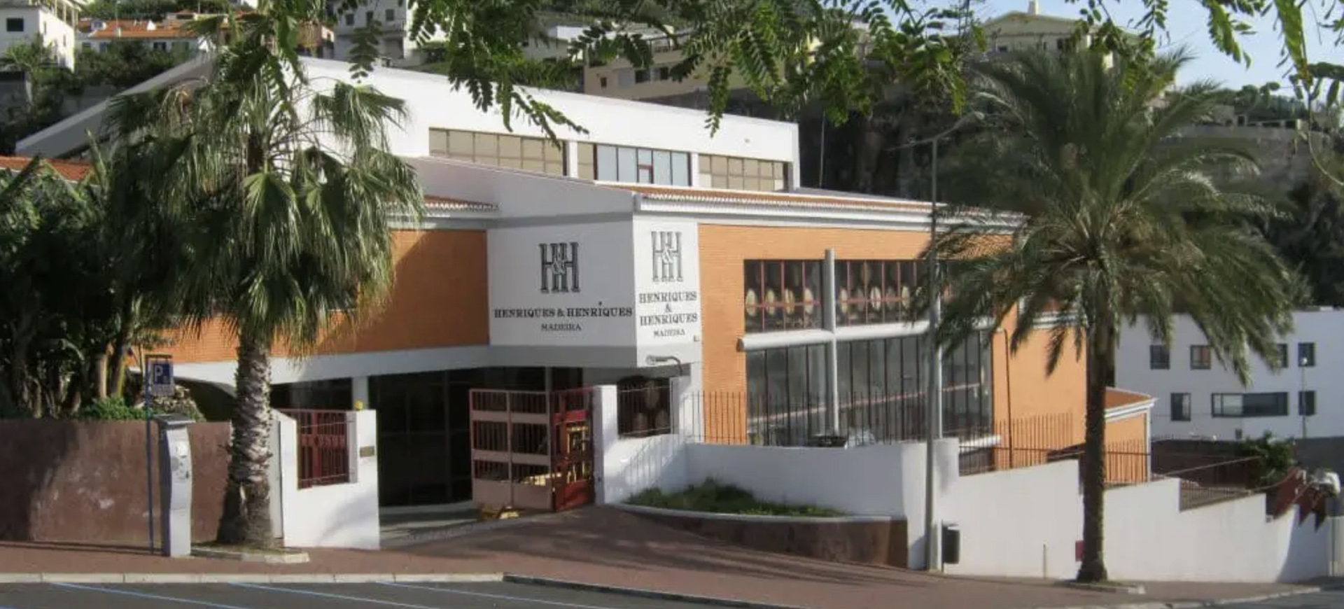 Adegas de Vinhos Henriques & Henriques 
